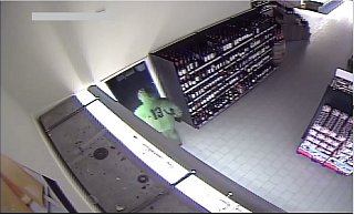 Mit diesem Foto sucht die Polizei nach Zeugen. Auffällig ist die "13" auf der Jacke des Täters. Die Aufnahme entstand am 10. Oktober bei einem Überfall in Hüllhorst. - Polizei Minden-Lübbecke Mit diesem Foto sucht die Polizei nach Zeugen. Auffällig ist die "13" auf der Jacke des Täters. Die Aufnahme entstand am 10. Oktober bei einem Überfall in Hüllhorst. - Polizei Minden-Lübbecke