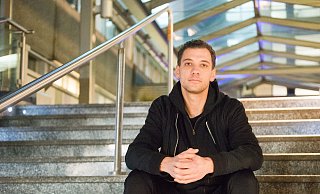 Long-Covid Patient Mark Döring sitzt auf der Treppe, die zum Haupteingang des Klinikums führt. Während seiner Krankheit wäre die für ihn unüberwindbar gewesen. - Ralf Bittner Long-Covid Patient Mark Döring sitzt auf der Treppe, die zum Haupteingang des Klinikums führt. Während seiner Krankheit wäre die für ihn unüberwindbar gewesen. - Ralf Bittner