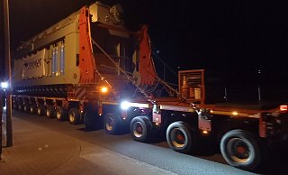 Problemlos nahm der Plattformwagen die letzten Kurven und Ecken von Lauenförde nach Würgassen. Gut zwei Stunden dauerte der Transport in für die letzten vier Kilometer. - Torsten Wegener Problemlos nahm der Plattformwagen die letzten Kurven und Ecken von Lauenförde nach Würgassen. Gut zwei Stunden dauerte der Transport in für die letzten vier Kilometer. - Torsten Wegener