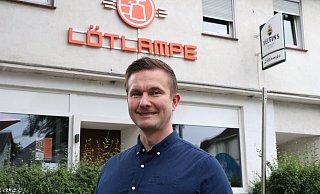 Hendrik Ernst, Inhaber der Lötlampe, will mit dem Kneipenflohmarkt den Menschen in den Hochwassergebieten helfen. - Holger Kosbab Hendrik Ernst, Inhaber der Lötlampe, will mit dem Kneipenflohmarkt den Menschen in den Hochwassergebieten helfen. - Holger Kosbab