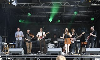 Die heimische Band Von Weiden trat zu Beginn und am Ende des Warmenau Open Airs auf der Wiesenbühne auf und spielte viele bekannte Hits. Das Event profitierte besonders von den sommerlichen Temperaturen, die entspannte Stimmung aufkommen ließen. - Stefanie Boss Die heimische Band Von Weiden trat zu Beginn und am Ende des Warmenau Open Airs auf der Wiesenbühne auf und spielte viele bekannte Hits. Das Event profitierte besonders von den sommerlichen Temperaturen, die entspannte Stimmung aufkommen ließen. - Stefanie Boss