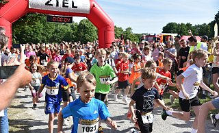 Sogar Sonnenschein gab es am Sonntag, 6. Juli, beim Start der jungen Läuferinnen und Läufer beim InSchildesche-Lauf 2025 in Bielefeld. - Felix Brenneke Sogar Sonnenschein gab es am Sonntag, 6. Juli, beim Start der jungen Läuferinnen und Läufer beim InSchildesche-Lauf 2025 in Bielefeld. - Felix Brenneke