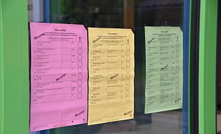 An der Tür war es richtig angeschlagen, aber der Wahlvorstand in Bielefeld-Ubbedissen gab den gelben Stimmzettel für die Oberbürgermeisterwahl zunächst nicht aus. - Felix Brenneke An der Tür war es richtig angeschlagen, aber der Wahlvorstand in Bielefeld-Ubbedissen gab den gelben Stimmzettel für die Oberbürgermeisterwahl zunächst nicht aus. - Felix Brenneke