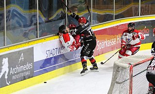 Aua, das tut weh: Christophe Lalonde bei einem harten Check gegen den Hannoveraner Fedor Kolupaylo. - Yvonne Gottschlich Aua, das tut weh: Christophe Lalonde bei einem harten Check gegen den Hannoveraner Fedor Kolupaylo. - Yvonne Gottschlich