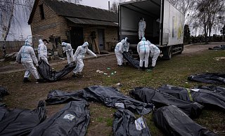 Freiwillige laden die Leichen von in Butscha getöteten Zivilisten auf einen Lastwagen, um sie zur Untersuchung in ein Leichenschauhaus zu bringen (Archivbild). - Rodrigo Abd/AP/dpa Freiwillige laden die Leichen von in Butscha getöteten Zivilisten auf einen Lastwagen, um sie zur Untersuchung in ein Leichenschauhaus zu bringen (Archivbild). - Rodrigo Abd/AP/dpa