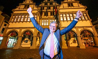 Die Erleichterung steht ihm ins Gesicht geschrieben: Das Rathaus bleibt Michael Dreiers Arbeitsplatz. - Besim Mazhiqi Die Erleichterung steht ihm ins Gesicht geschrieben: Das Rathaus bleibt Michael Dreiers Arbeitsplatz. - Besim Mazhiqi