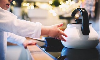 Gefahren für Kinder im eigenen Haushalt werden von Eltern im Kreis Höxter häufig unterschätzt. Verbrennungen sind typische Unfälle, die sogar im Krankenhaus medizinisch versorgt werden müssen. - AOK Gefahren für Kinder im eigenen Haushalt werden von Eltern im Kreis Höxter häufig unterschätzt. Verbrennungen sind typische Unfälle, die sogar im Krankenhaus medizinisch versorgt werden müssen. - AOK