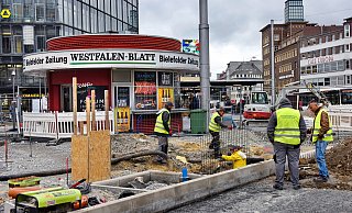 Die Pflasterer auf dem Jahnplatz stehen unter Zeitdruck. Damit sie mehr Platz haben und schneller arbeiten könnten, wird der beliebte Pavillon voraussichtlich für sechs Wochen geschlossen. - Barbara Franke Die Pflasterer auf dem Jahnplatz stehen unter Zeitdruck. Damit sie mehr Platz haben und schneller arbeiten könnten, wird der beliebte Pavillon voraussichtlich für sechs Wochen geschlossen. - Barbara Franke