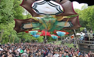 Party vor dem DJ-Pult: Auf dem Main Floor und der angrenzenden „Arche Goa” tanzte und stampfte sich das Publikum zu psychedelischen Klängen warm. Hai in den Mai lockt Besucher aus dem In- und Ausland nach Wehdem. - Tanja Dittmann Party vor dem DJ-Pult: Auf dem Main Floor und der angrenzenden „Arche Goa” tanzte und stampfte sich das Publikum zu psychedelischen Klängen warm. Hai in den Mai lockt Besucher aus dem In- und Ausland nach Wehdem. - Tanja Dittmann