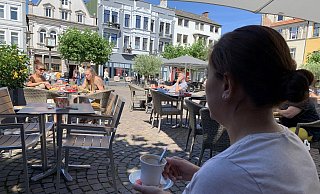 Rita M. (Name geändert) möchte unerkannt bleiben, weil sie vor ihrem Ex-Mann ins Frauenhaus flüchtete. Die alleinerziehende Mutter macht sich große Sorgen um die Zukunft ihrer fünf Töchter. Sie hat Angst, dass diese in der Schule aufgrund der Corona-Umstände - nicht mithalten können. - Natalie Gottwald Rita M. (Name geändert) möchte unerkannt bleiben, weil sie vor ihrem Ex-Mann ins Frauenhaus flüchtete. Die alleinerziehende Mutter macht sich große Sorgen um die Zukunft ihrer fünf Töchter. Sie hat Angst, dass diese in der Schule aufgrund der Corona-Umstände - nicht mithalten können. - Natalie Gottwald