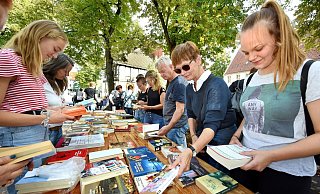 Stöbern, lesen, tauschen: Lara Stölting aus Brackwede (v.r.) und Christina Geerds aus Gellershagen suchen sich ein Buch aus. Immer wieder legen Neuankömmlinge neue dazu. - Barbara Franke Stöbern, lesen, tauschen: Lara Stölting aus Brackwede (v.r.) und Christina Geerds aus Gellershagen suchen sich ein Buch aus. Immer wieder legen Neuankömmlinge neue dazu. - Barbara Franke