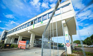 Der Gebäudekomplex von Getränke Essmann wird in den kommenden Wochen abgerissen. An seiner Stelle entstehen zwei neue Logistikhallen. - Sarah Jonek Der Gebäudekomplex von Getränke Essmann wird in den kommenden Wochen abgerissen. An seiner Stelle entstehen zwei neue Logistikhallen. - Sarah Jonek