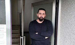 Fassungslos: Idris Seckin wollte lediglich ein Smartphone verkaufen. Vor seiner eigenen Haustür wurde er angegriffen und beraubt. - Wolfgang Rudolf Fassungslos: Idris Seckin wollte lediglich ein Smartphone verkaufen. Vor seiner eigenen Haustür wurde er angegriffen und beraubt. - Wolfgang Rudolf