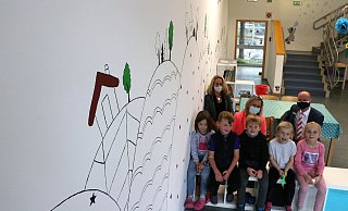 Es freuen sich Isabella (v.l.), Hugo, Jannis, Anneli und Lea, (dahinter v.l.) OGS-Leiterin Silke Timm, Grundschulleiterin Antje Thiele und von der Sparkasse Christoph Reuther. - Andreas Sundermeier Es freuen sich Isabella (v.l.), Hugo, Jannis, Anneli und Lea, (dahinter v.l.) OGS-Leiterin Silke Timm, Grundschulleiterin Antje Thiele und von der Sparkasse Christoph Reuther. - Andreas Sundermeier