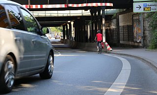 Gefährlich: Auf der Niederstraße in Richtung Stadtkern endet der Fahrradweg vor der Unterführung plötzlich. - Lena Kley Gefährlich: Auf der Niederstraße in Richtung Stadtkern endet der Fahrradweg vor der Unterführung plötzlich. - Lena Kley