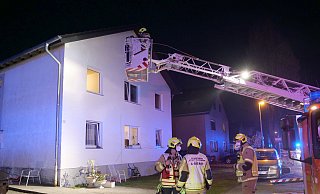 Eine Person wurde vorsorglich über die Drehleiter aus dem Obergeschoss gerettet. - Ralph Meyer Eine Person wurde vorsorglich über die Drehleiter aus dem Obergeschoss gerettet. - Ralph Meyer