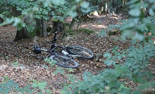 Das Fahrrad des Vermissten liegt im Wald. Wenige Hundert Meter davon entfernt hat die Polizei Helm, Trinkflasche und einen Handschuh des Gesuchten gefunden. - Ulf Hanke Das Fahrrad des Vermissten liegt im Wald. Wenige Hundert Meter davon entfernt hat die Polizei Helm, Trinkflasche und einen Handschuh des Gesuchten gefunden. - Ulf Hanke