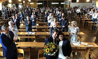 Aufstellungsversammlung in der Borgentreicher Schützenhalle: CDU-Landtagsabgeordneter Matthias Goeken (l.) gratuliert Michael Stickeln zur Landratskandidatur. Für Gattin Kristina Jäckel geb es einen Blumenstrauß. - CDU Höxter Aufstellungsversammlung in der Borgentreicher Schützenhalle: CDU-Landtagsabgeordneter Matthias Goeken (l.) gratuliert Michael Stickeln zur Landratskandidatur. Für Gattin Kristina Jäckel geb es einen Blumenstrauß. - CDU Höxter