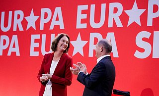 Bundeskanzler Olaf Scholz applaudiert für Katharina Barley, SPD-Spitzenkandidatin für die Europawahl. - Carsten Koall/dpa Bundeskanzler Olaf Scholz applaudiert für Katharina Barley, SPD-Spitzenkandidatin für die Europawahl. - Carsten Koall/dpa