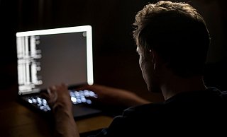 Ein Mann schreibt auf der Tastatur eines Laptops. - Foto: Fabian Sommer/dpa Ein Mann schreibt auf der Tastatur eines Laptops. - Foto: Fabian Sommer/dpa