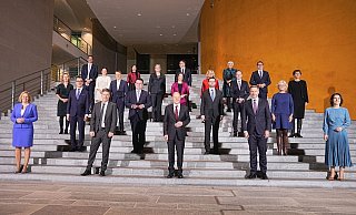 Die neue Bundesregierung um Kanzler Olaf Scholz posiert bei der konstituierenden Kabinettsitzung für ein Gruppenbild im Bundeskanzleramt. - Foto: Michael Kappeler/dpa Die neue Bundesregierung um Kanzler Olaf Scholz posiert bei der konstituierenden Kabinettsitzung für ein Gruppenbild im Bundeskanzleramt. - Foto: Michael Kappeler/dpa