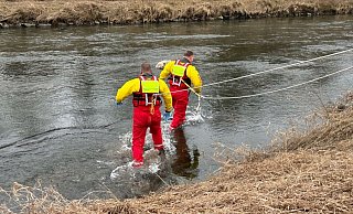 Einsatzkräfte der Warburger Feuerwehr bergen in Höhe der Calenberger Straße den Kadaver eines Schafes aus der Diemel. - FFW Warburg Einsatzkräfte der Warburger Feuerwehr bergen in Höhe der Calenberger Straße den Kadaver eines Schafes aus der Diemel. - FFW Warburg