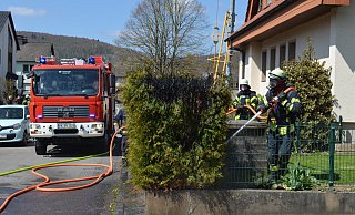 Am Freitagnachmittag ist in Amelunxen bei der Gartenarbeit eine Hecke in Brand geraten. - Nicole Niemann Am Freitagnachmittag ist in Amelunxen bei der Gartenarbeit eine Hecke in Brand geraten. - Nicole Niemann