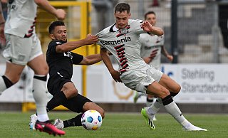 SCP-Innenverteidiger Visar Musliu (l.) ist wieder einsatzbereit und könnte es am Mittwochabend wieder mit Leverkusens Supertalent Florian Wirtz zu tun bekommen, den er hier im Testspiel gegen Bayer per Textilbremse stoppt. - picture alliance SCP-Innenverteidiger Visar Musliu (l.) ist wieder einsatzbereit und könnte es am Mittwochabend wieder mit Leverkusens Supertalent Florian Wirtz zu tun bekommen, den er hier im Testspiel gegen Bayer per Textilbremse stoppt. - picture alliance