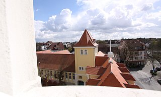 Aus dem Fenster im Wohnzimmer ist die benachbarte Markthalle zu sehen. - Björn Kenter Aus dem Fenster im Wohnzimmer ist die benachbarte Markthalle zu sehen. - Björn Kenter