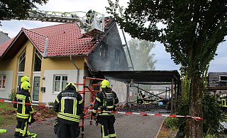 Aus ungeklärte Ursache war an der Alten Poststraße in Hövelhof ein Carport in Brand geraten, die Flammen breiteten sich auf einen zweiten Carport und zwei Häuser aus. - Feuerwehr Aus ungeklärte Ursache war an der Alten Poststraße in Hövelhof ein Carport in Brand geraten, die Flammen breiteten sich auf einen zweiten Carport und zwei Häuser aus. - Feuerwehr