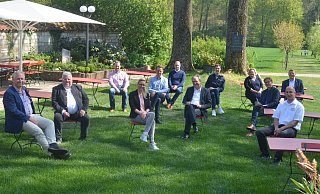 Im Haxtergrund diskutieren (v. l.) Joachim Avenarius, Andreas Büscher, Patrick Luther, Claudia Drößler, Carsten Linnemann, Ralf Konze, Michael Dreier, Frank Tölle, Regine Tönsing, Daniel Sieveke, Franz Weyher und Matthias Goeken. - Dietmar Gröbing Im Haxtergrund diskutieren (v. l.) Joachim Avenarius, Andreas Büscher, Patrick Luther, Claudia Drößler, Carsten Linnemann, Ralf Konze, Michael Dreier, Frank Tölle, Regine Tönsing, Daniel Sieveke, Franz Weyher und Matthias Goeken. - Dietmar Gröbing