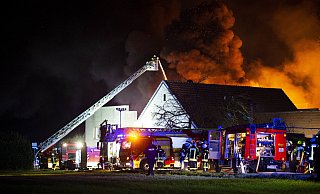 Brand in Möbelhalle in Falkendiek. Bei dem Großbrand waren über 150 Feuerwehrkräfte im Einsatt - Noah Wedel Brand in Möbelhalle in Falkendiek. Bei dem Großbrand waren über 150 Feuerwehrkräfte im Einsatt - Noah Wedel