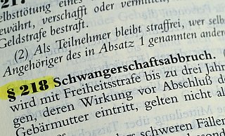 Der Paragraf 218 im Strafgesetzbuch regelt bislang die Strafbarkeit von Schwangerschaftsabbrüchen. - Bernd Weißbrod/dpa Der Paragraf 218 im Strafgesetzbuch regelt bislang die Strafbarkeit von Schwangerschaftsabbrüchen. - Bernd Weißbrod/dpa