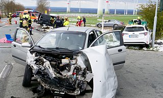 Drei Fahrzeuge stoßen auf der Kreuzung der Bundesstraße 64 mit der Kreisstraße 1 zwischen Dahl und Neuenbeken zusammen. - Ralph Meyer Drei Fahrzeuge stoßen auf der Kreuzung der Bundesstraße 64 mit der Kreisstraße 1 zwischen Dahl und Neuenbeken zusammen. - Ralph Meyer