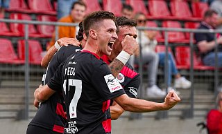 Der Ex-Paderborner Marco Pledl (vorne) jubelt beim 2:0-Auftaktsieg der Kölner Viktoria gegen Schweinfurt über den Führungstreffer. - Picture Alliance Der Ex-Paderborner Marco Pledl (vorne) jubelt beim 2:0-Auftaktsieg der Kölner Viktoria gegen Schweinfurt über den Führungstreffer. - Picture Alliance