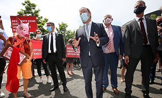 Deutliche Haltung: Armin Laschet, Karl-Josef Laumann und Sven-Georg Adenauer mit Demonstranten vor dem Kreishaus in Gütersloh. - Patrick Menzel Deutliche Haltung: Armin Laschet, Karl-Josef Laumann und Sven-Georg Adenauer mit Demonstranten vor dem Kreishaus in Gütersloh. - Patrick Menzel