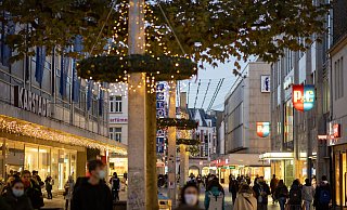 Die Bielefelder Innenstadt ist bereit für die Weihnachts-Shopper: Niedern- und Bahnhofstraße sind beleuchtet – aber noch sind nicht allzu viele Kunden unterwegs. - Oliver Krato Die Bielefelder Innenstadt ist bereit für die Weihnachts-Shopper: Niedern- und Bahnhofstraße sind beleuchtet – aber noch sind nicht allzu viele Kunden unterwegs. - Oliver Krato