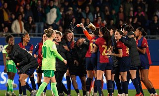 Bild mit Symbolkraft: Die Spielerinnen des FC Barcelona jubeln. Die Wolfsburgerinnen gehen geschlagen vom Platz. - Joan Monfort/AP/dpa Bild mit Symbolkraft: Die Spielerinnen des FC Barcelona jubeln. Die Wolfsburgerinnen gehen geschlagen vom Platz. - Joan Monfort/AP/dpa
