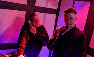 Stefan Masur (r.) und Oliver Witt arbeiten als DJs. Doch infolge der Pandemie können sie ihrem Beruf in diesem Jahr kaum noch nachgehen. - David Knapp Stefan Masur (r.) und Oliver Witt arbeiten als DJs. Doch infolge der Pandemie können sie ihrem Beruf in diesem Jahr kaum noch nachgehen. - David Knapp
