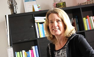 Hypnosetherapeutin Sibylle Lätzsch in ihrer Praxis - Anne Neul Hypnosetherapeutin Sibylle Lätzsch in ihrer Praxis - Anne Neul