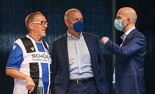 Hans-Jürgen Laufer (v. l.) gibt den Staffelstab an seinen Nachfolger Rainer Schütte (m.), Maurice Eschweiler wird neuer Schatzmeister beim DSC. - Mike-Dennis Müller Hans-Jürgen Laufer (v. l.) gibt den Staffelstab an seinen Nachfolger Rainer Schütte (m.), Maurice Eschweiler wird neuer Schatzmeister beim DSC. - Mike-Dennis Müller
