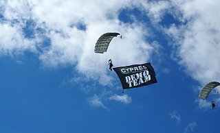 Einer der Springer des Cypres Demo-Teams hält die Flagge, die anderen dirigieren ihn. - Flughafen Paderborn Einer der Springer des Cypres Demo-Teams hält die Flagge, die anderen dirigieren ihn. - Flughafen Paderborn