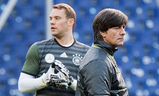 Joachim Löw (r) setzte jahrelang auf Manuel Neuer als Nummer eins. Gemeinsam wurden sie 2014 in Brasilien Weltmeister. (Archivbild) - Julian Stratenschulte/dpa Joachim Löw (r) setzte jahrelang auf Manuel Neuer als Nummer eins. Gemeinsam wurden sie 2014 in Brasilien Weltmeister. (Archivbild) - Julian Stratenschulte/dpa