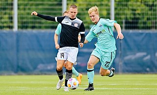 SCP-Neuzugang Mattes Hansen (r.), hier im Duell gegen den Wuppertaler Phil Beckhoff, zeigte im ersten Testspiel der Sommervorbereitung eine starke Leistung. - Besim Mazhiqi SCP-Neuzugang Mattes Hansen (r.), hier im Duell gegen den Wuppertaler Phil Beckhoff, zeigte im ersten Testspiel der Sommervorbereitung eine starke Leistung. - Besim Mazhiqi