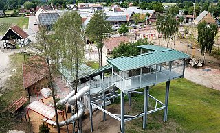 Die neue gewellte Riesenrutsche im hinteren Teil des Bessmann-Spielplatzes hat vier Bahnen, auf denen gleichzeitig gerutscht werden kann. Rechts und links sind Röhrenrutschen angebracht. - Andreas Frücht Die neue gewellte Riesenrutsche im hinteren Teil des Bessmann-Spielplatzes hat vier Bahnen, auf denen gleichzeitig gerutscht werden kann. Rechts und links sind Röhrenrutschen angebracht. - Andreas Frücht