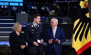 Schwimm-Olympiasieger Lukas Märtens wird von Bundespräsident Frank-Walter Steinmeier und Bundesinnenministerin Nancy Faeser mit dem Silberenen Lorbeerblatt ausgezeichnet. - Bernd von Jutrczenka/dpa Schwimm-Olympiasieger Lukas Märtens wird von Bundespräsident Frank-Walter Steinmeier und Bundesinnenministerin Nancy Faeser mit dem Silberenen Lorbeerblatt ausgezeichnet. - Bernd von Jutrczenka/dpa