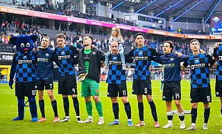 Die Spieler des SC Paderborn lassen sich nach dem 2:0-Sieg gegen den 1. FC Kaiserslautern von den Fans feiern. - BESIM MAZHIQI Die Spieler des SC Paderborn lassen sich nach dem 2:0-Sieg gegen den 1. FC Kaiserslautern von den Fans feiern. - BESIM MAZHIQI