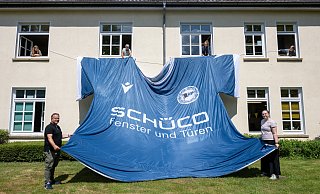 Bei der Anlieferung wurde das Trikot noch einmal in voller Pracht vor das Textilhaus gehängt, bevor es jetzt zerschnitten wird. Als Andenken für Fans. - Christian Weische Bei der Anlieferung wurde das Trikot noch einmal in voller Pracht vor das Textilhaus gehängt, bevor es jetzt zerschnitten wird. Als Andenken für Fans. - Christian Weische