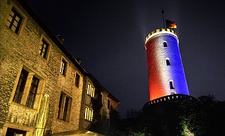 Bielefelder Anteilnahme: Seit Samstagabend leuchtet der Bielefelder Sparrenburgturm als Zeichen der Solidarität in den Farben der französischen "Tricolore". Die Deutschlandflagge oben hängt wegen des Volkstrauertages auf Halbmast. - Andreas Frücht Bielefelder Anteilnahme: Seit Samstagabend leuchtet der Bielefelder Sparrenburgturm als Zeichen der Solidarität in den Farben der französischen "Tricolore". Die Deutschlandflagge oben hängt wegen des Volkstrauertages auf Halbmast. - Andreas Frücht