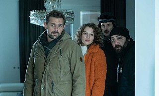 Die zweite Staffel der Serie „Check Check" wird derzeit in der Region gedreht. Jan (v.l., Klaas Heufer-Umlauf), Victoria (Antonia Bill), Harald (Jan Georg Schütte) und Ertu (Kailas Mahadevan) spielen die Hauptrollen. - © Joyn/ Stephanie Kulbach Die zweite Staffel der Serie „Check Check" wird derzeit in der Region gedreht. Jan (v.l., Klaas Heufer-Umlauf), Victoria (Antonia Bill), Harald (Jan Georg Schütte) und Ertu (Kailas Mahadevan) spielen die Hauptrollen. - © Joyn/ Stephanie Kulbach
